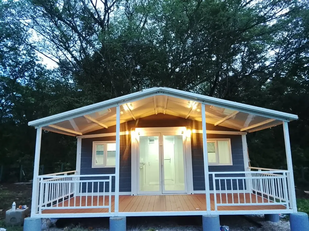 Casa modular con terraza techada iluminada al atardecer